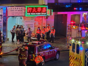 救護人員在場戒備，火警中有3人送院。（王慧蓓攝）