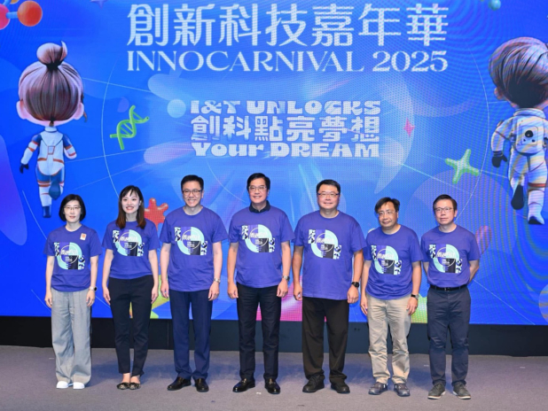 署理財政司司長黃偉綸(中)為活動主持開幕禮。(黃偉綸社交網頁圖片)