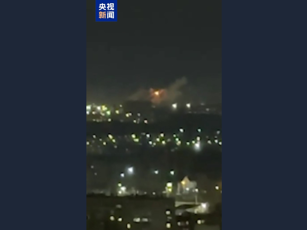 涉事火藥廠發生爆炸，冒出大量濃煙。（央視片段截圖）