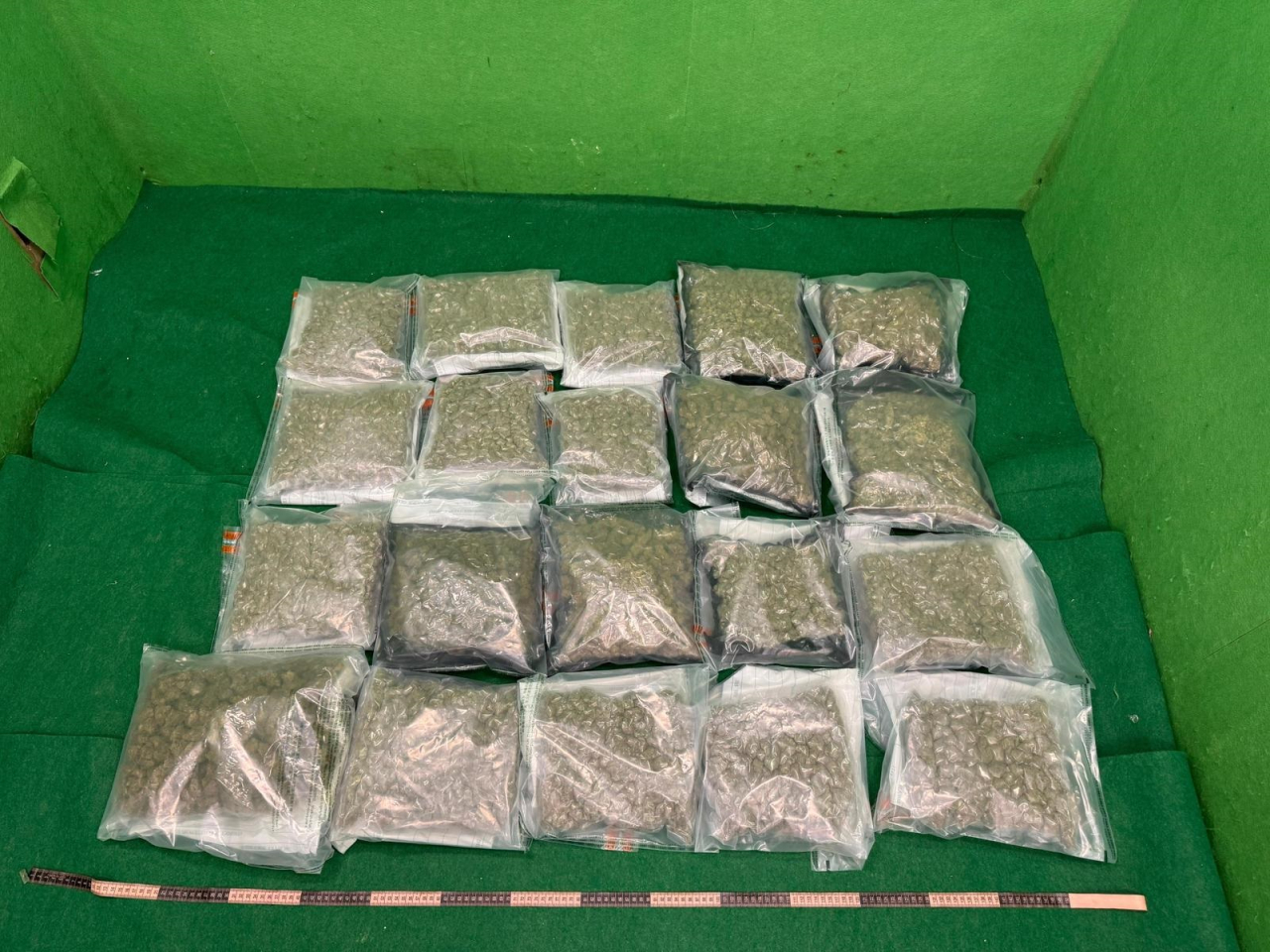 海關偵破兩宗行李藏毒的販毒案件，共檢獲約26公斤懷疑大麻花，估計市值共約520萬元。（政府新聞處）