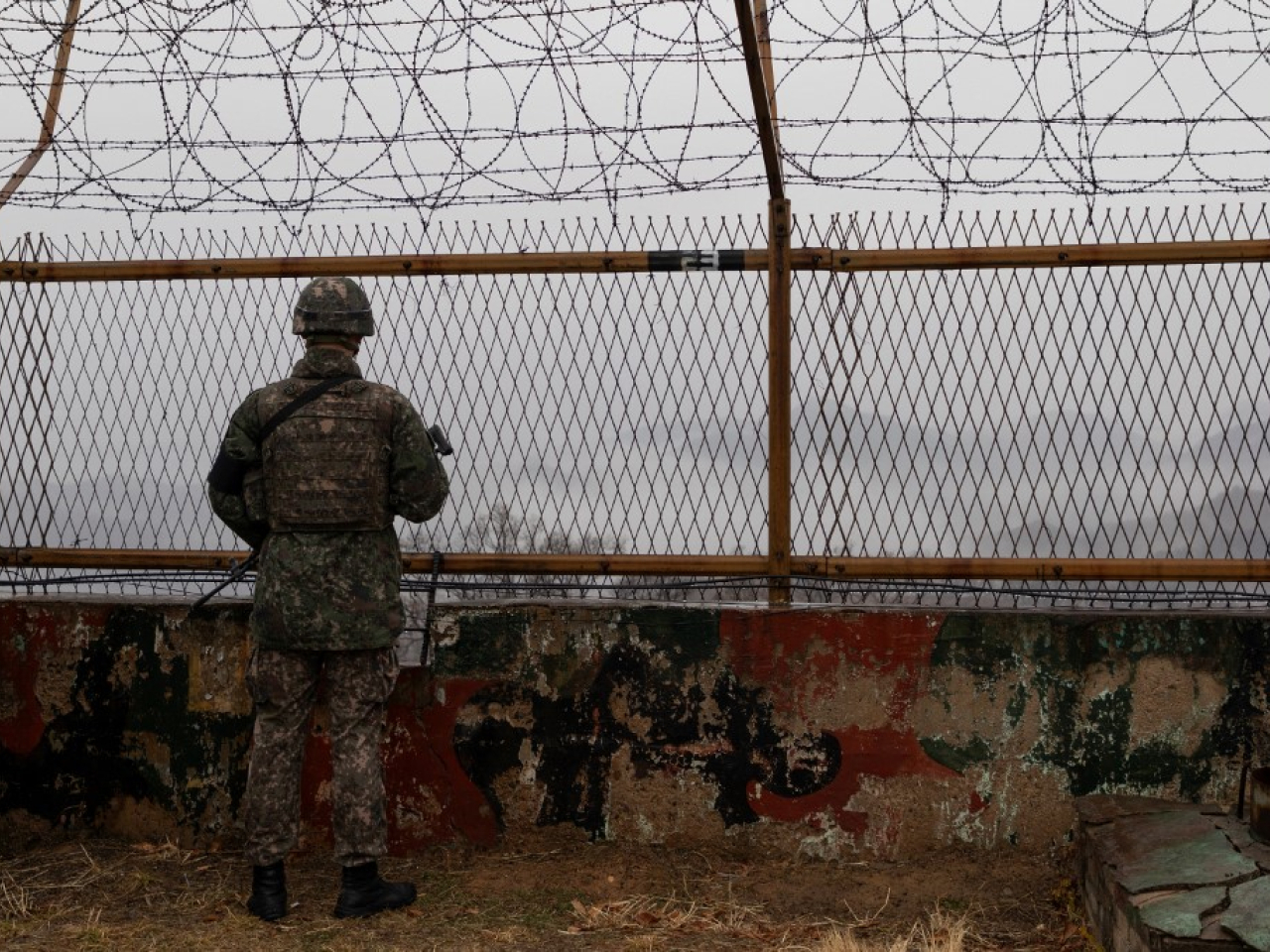韓軍在中部地區軍事分界線一帶發現有人員活動跡象後，進行追蹤和監視。（法新社資料圖片）