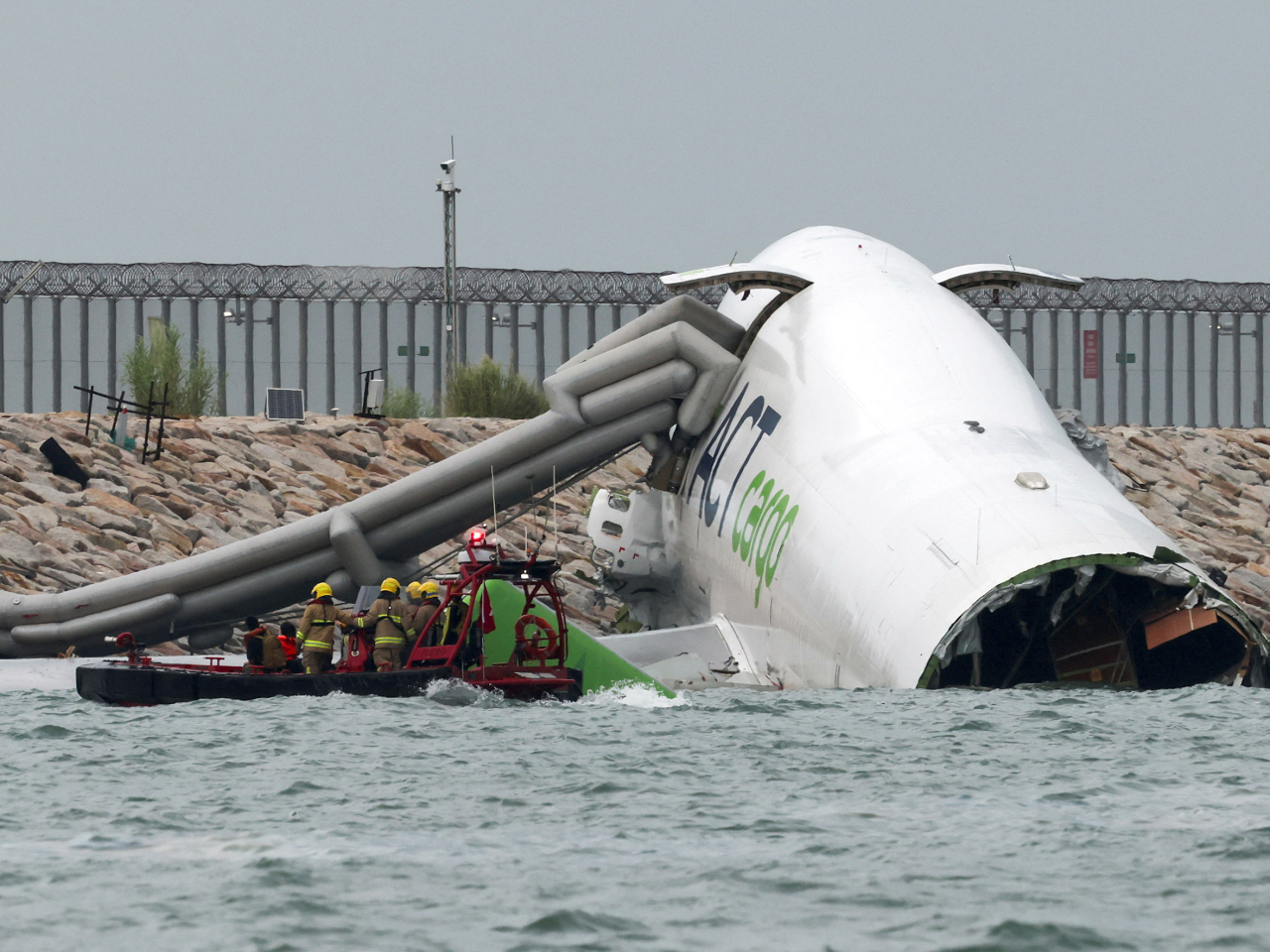 運輸及物流局對香港國際機場今日凌晨發生的貨機滑出海面事故深表關注，機上四名機組人員已獲救送院。（路透社）