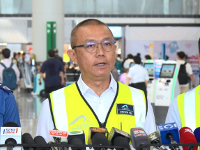 機管局：貨機衝破圍欄將巡邏車撞落海　兩跑道運作不影響航班　