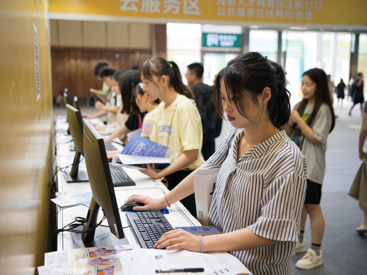 國家統計局公布，首3季，全國城鎮調查失業率平均值為5.2%，與上半年持平。（新華社資料圖片）