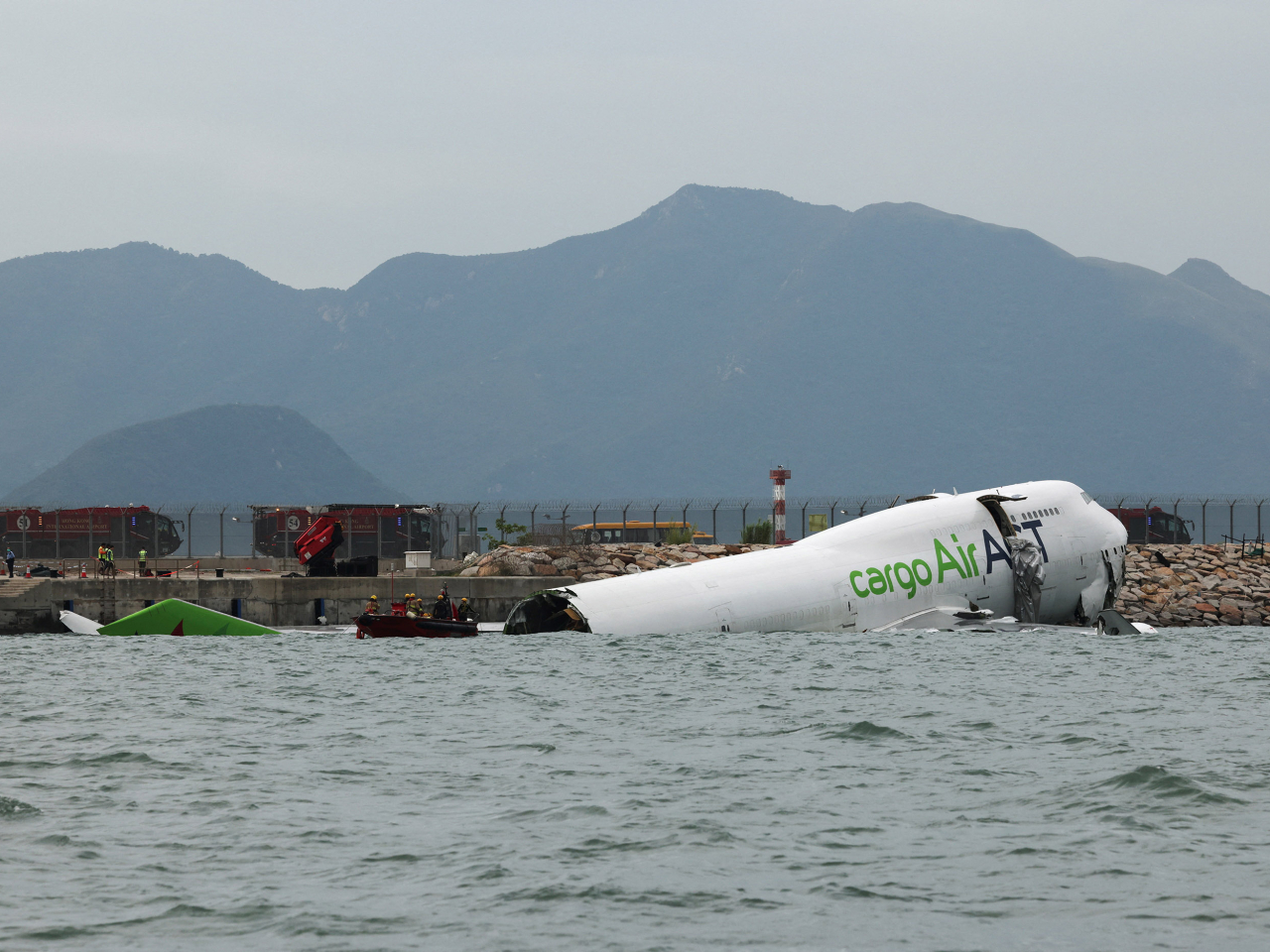 一架由阿聯酋阿勒馬克圖姆國際機場抵港、航班編號為UAE9788的貨機，在跑道降落後出現偏離情況，滑出海面。（路透社）
