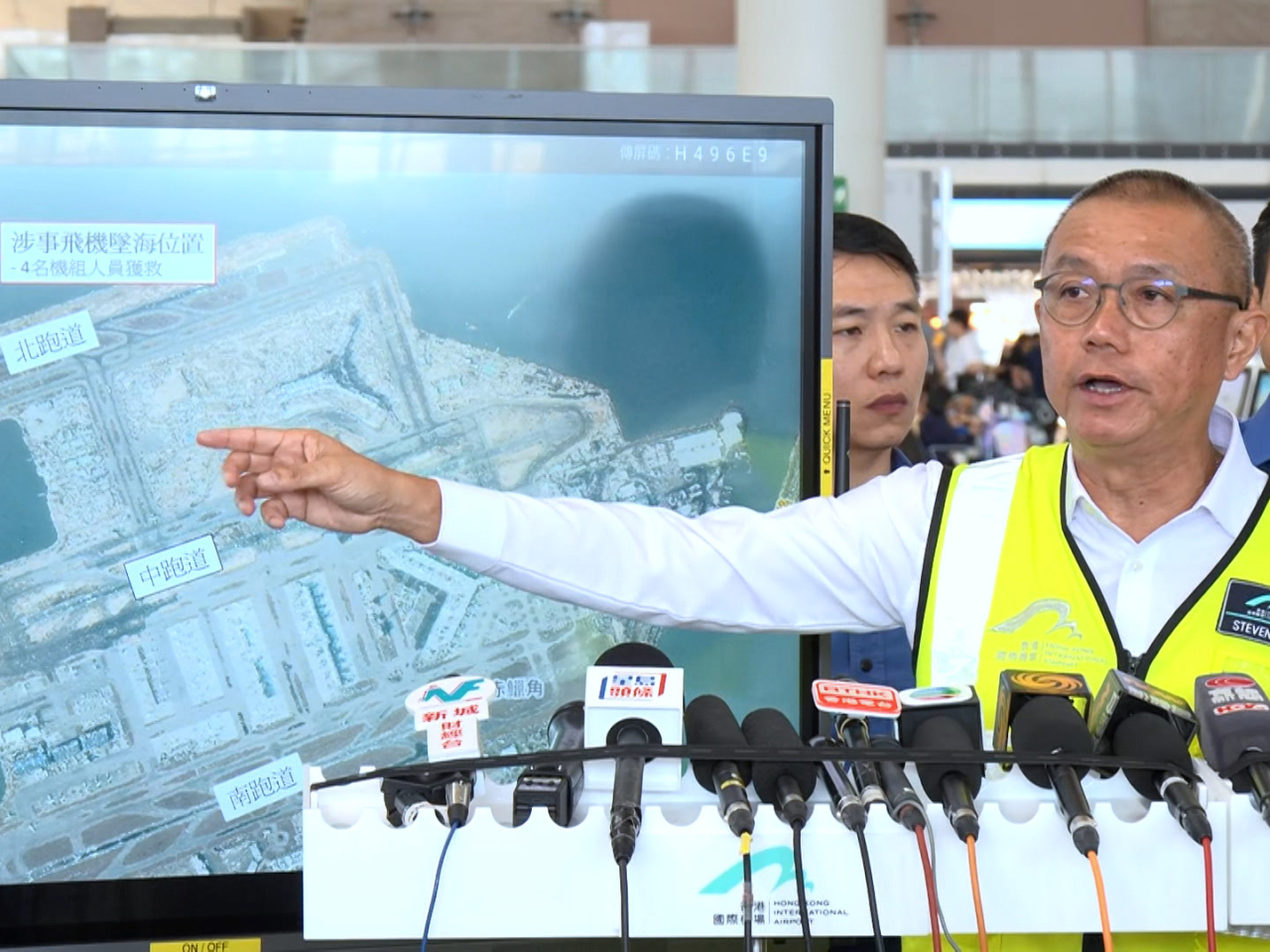 姚兆聰表示，涉事巡邏車事發時停靠的位置，與跑道保持安全距離，完全符合標準。（鍾家銘攝）