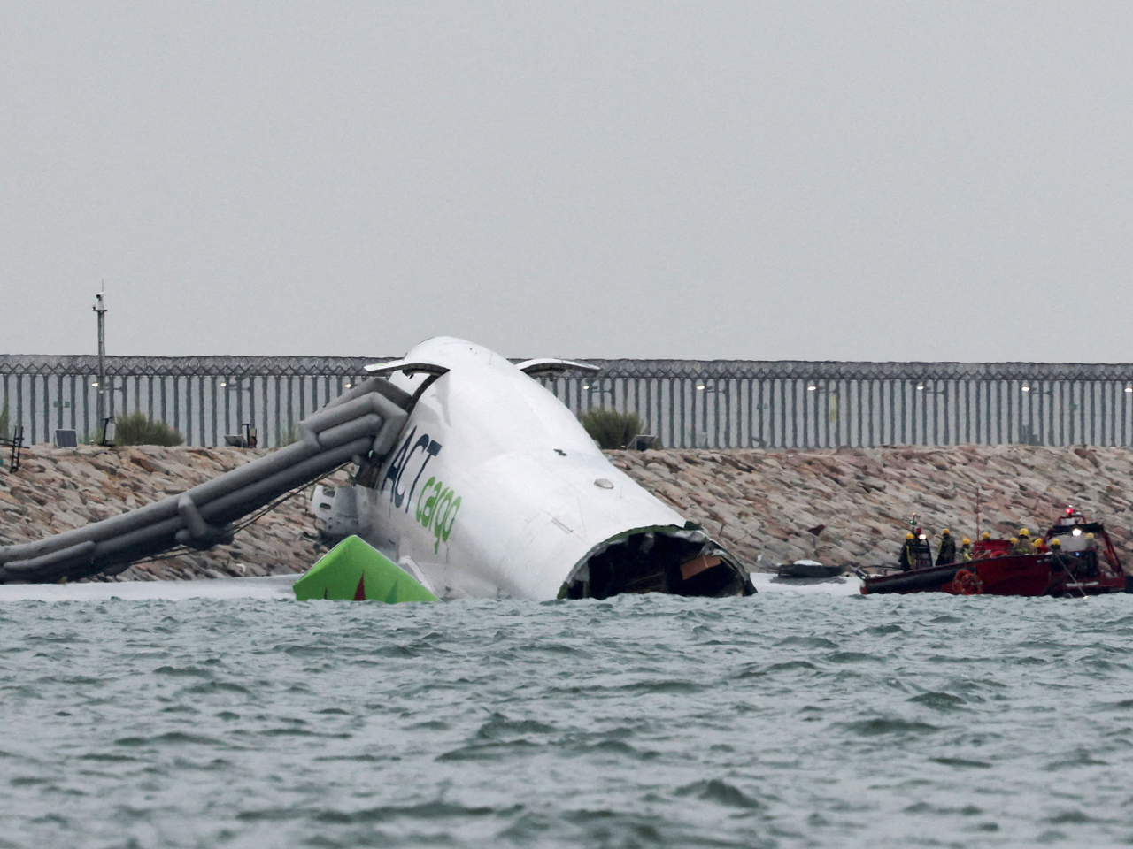 一架阿聯酋航空貨機凌晨在香港機場滑出跑道墮海，期間將一輛保安巡邏車撞落海。（路透社）
