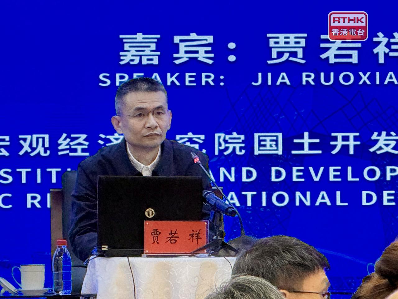 賈若祥說，國家在編制經濟社會發展規劃時，明確要求需充分考慮財政承受能力和重大風險防範等因素。（任浩鋒攝）