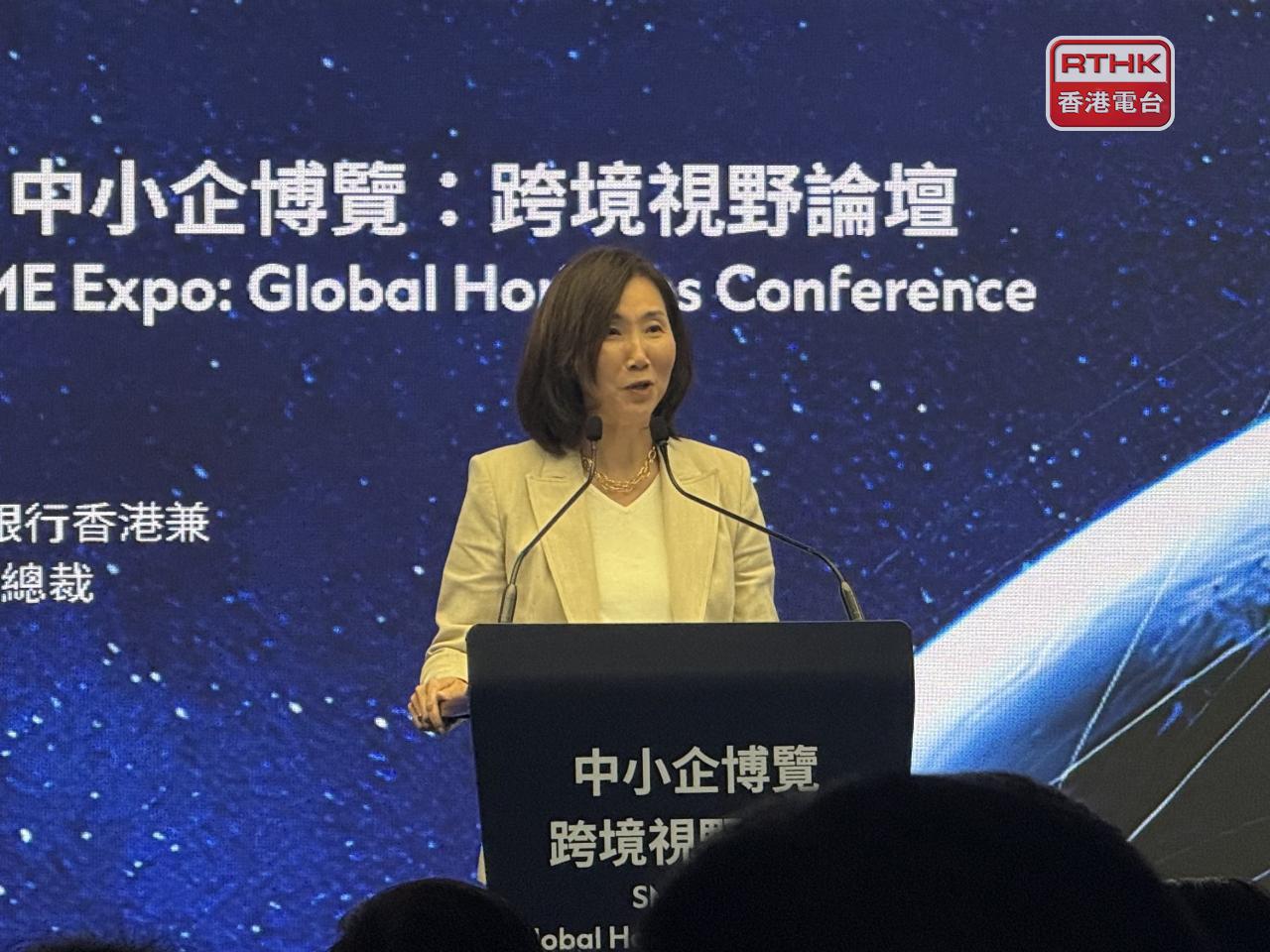 禤惠儀稱銀行公會和業界會繼續收集中小企意見，貼近各行各業升級轉型需要。（趙嘉駿攝）