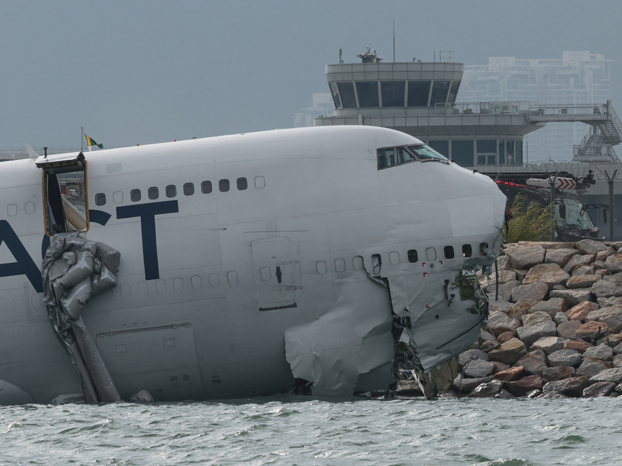 一架阿聯酋航空貨機凌晨在香港機場滑出跑道墮海，期間將一輛保安巡邏車撞落海。（路透社）
