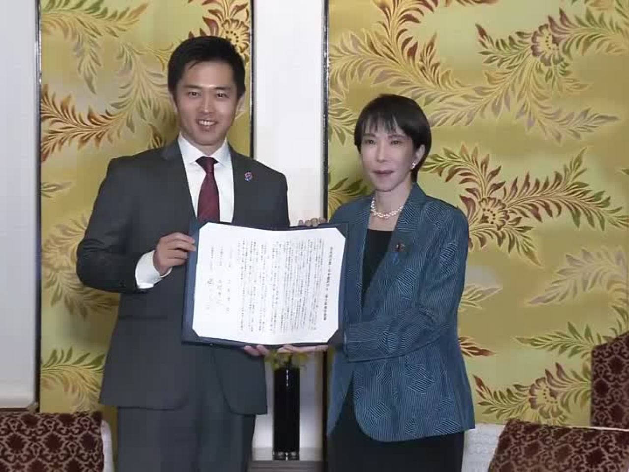 吉村洋文與高市早苗簽署合組執政聯盟的文件。（路透社）