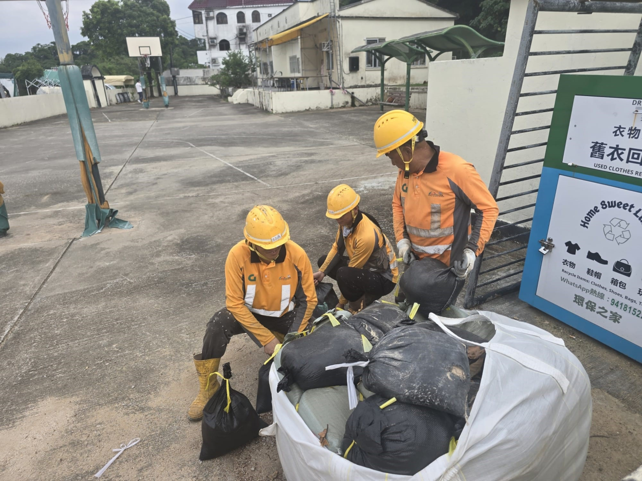 土木工程拓展署於多個沿岸低窪及當風地點，執行緊急應變行動計劃。（土木工程拓展署社交網頁）