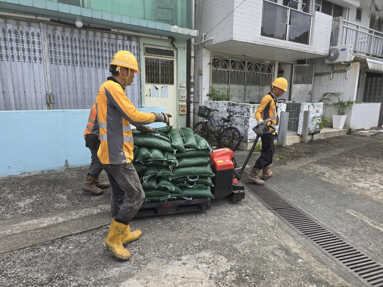 政府提供沙包予市民使用，減低海水淹浸影響。（土木工程拓展署社交網頁）