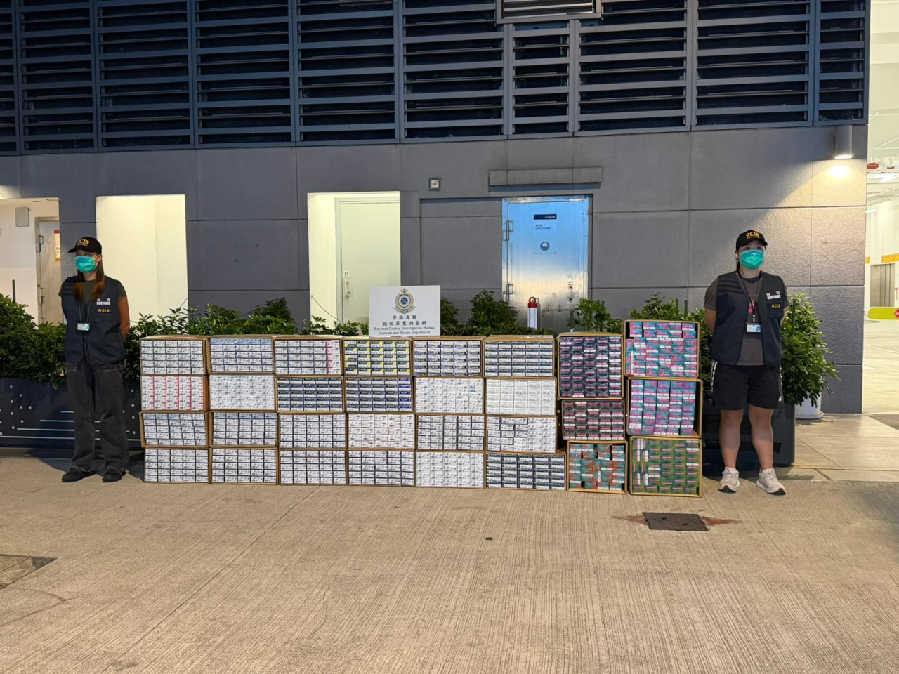 海關檢獲約95萬支未完稅香煙及62萬支加熱煙。(海關提供圖片)