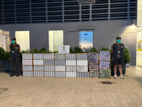 海關檢獲約95萬支未完稅香煙及62萬支加熱煙。(海關提供圖片)