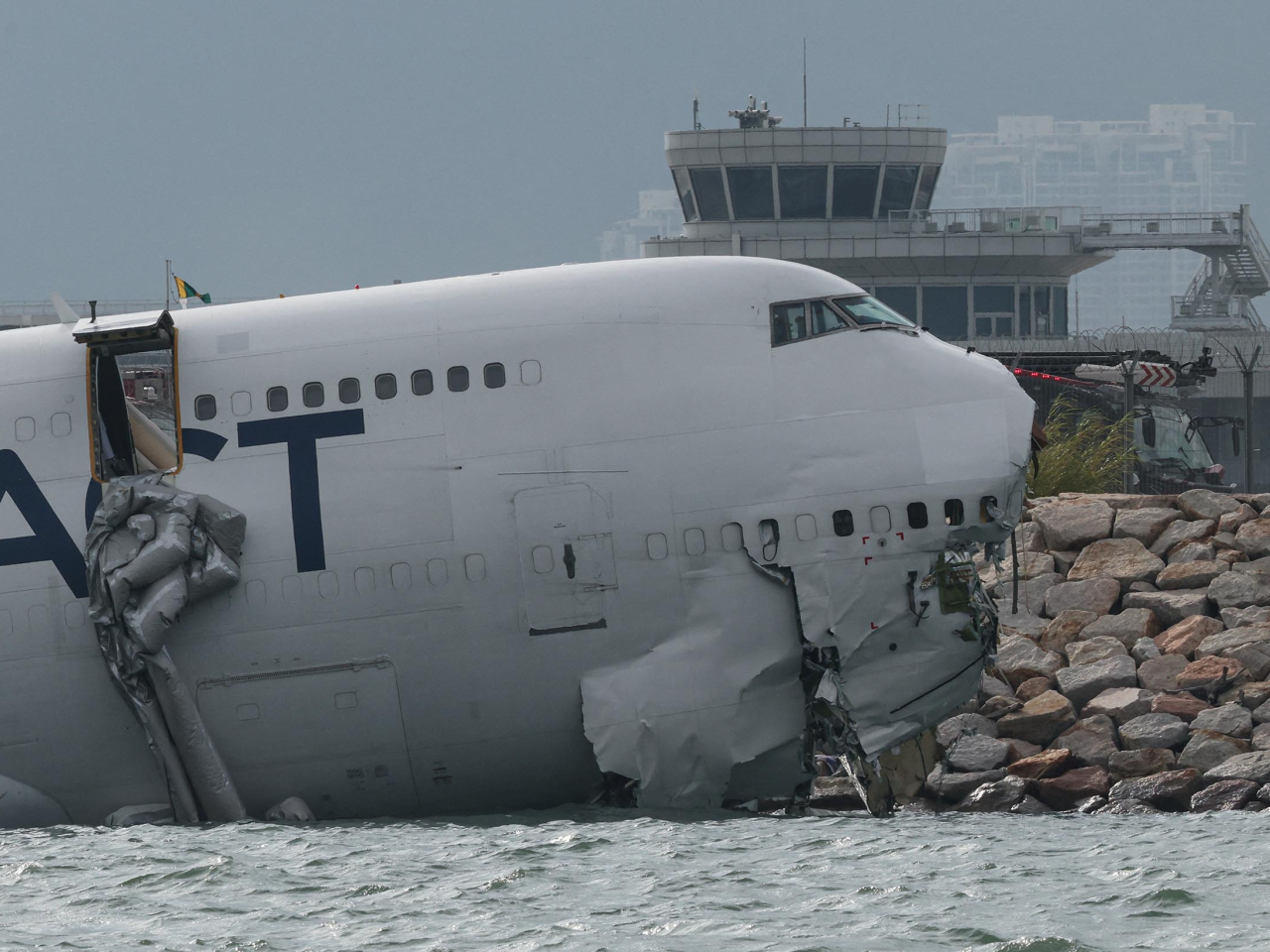 張敬龍機件故障方面，可能涉及飛機「前轆」，導致飛機著陸時偏航，而「尾陀」故障，則影響飛機的橫向控制。（路透社）