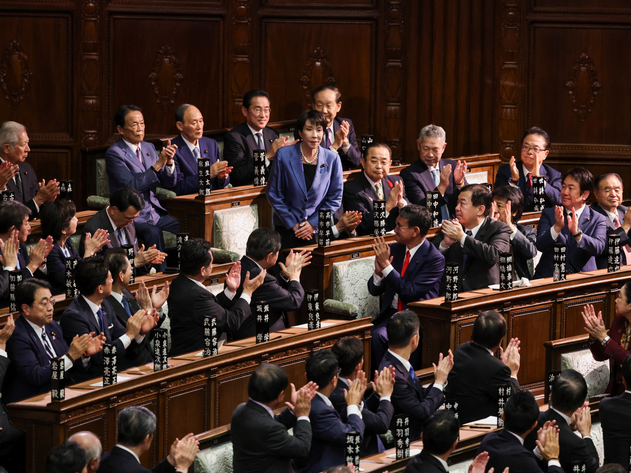 高市早苗當選首相後，接受議員的祝賀。(路透社)