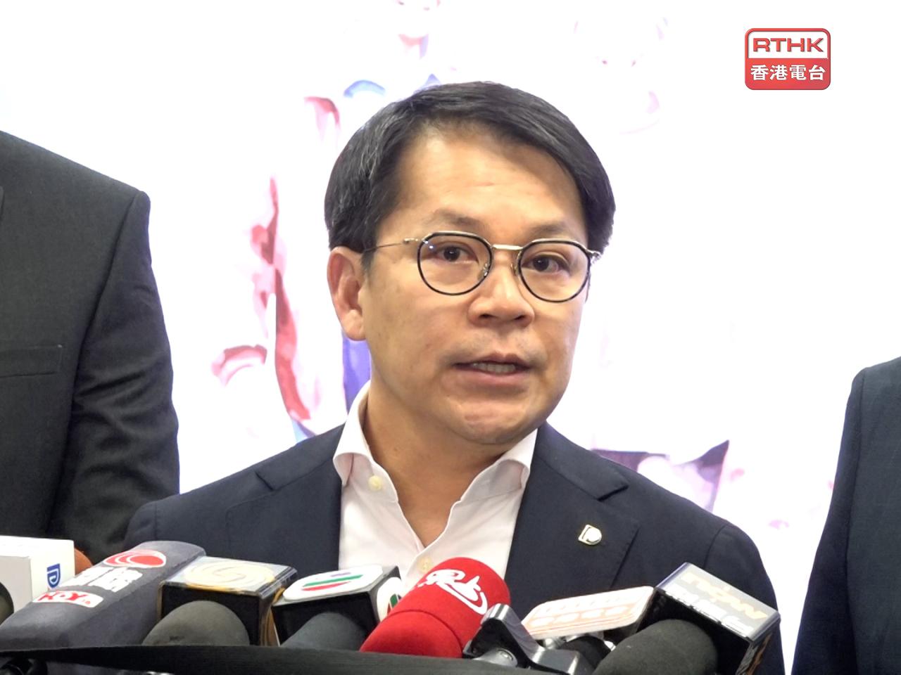陳克勤感謝5名不競逐連任的現屆議員，在過去4年為議會和社區作出極大貢獻。（施華駿攝）