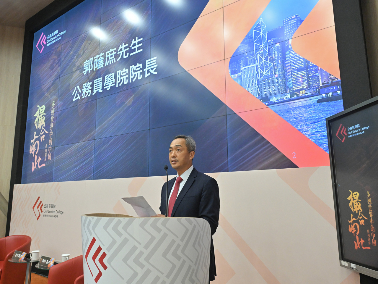 郭蔭庶說，香港在推動中外文化交流中扮演「文化傳譯者」的角色，香港匯聚了海內外的優秀人才。（政府新聞處）