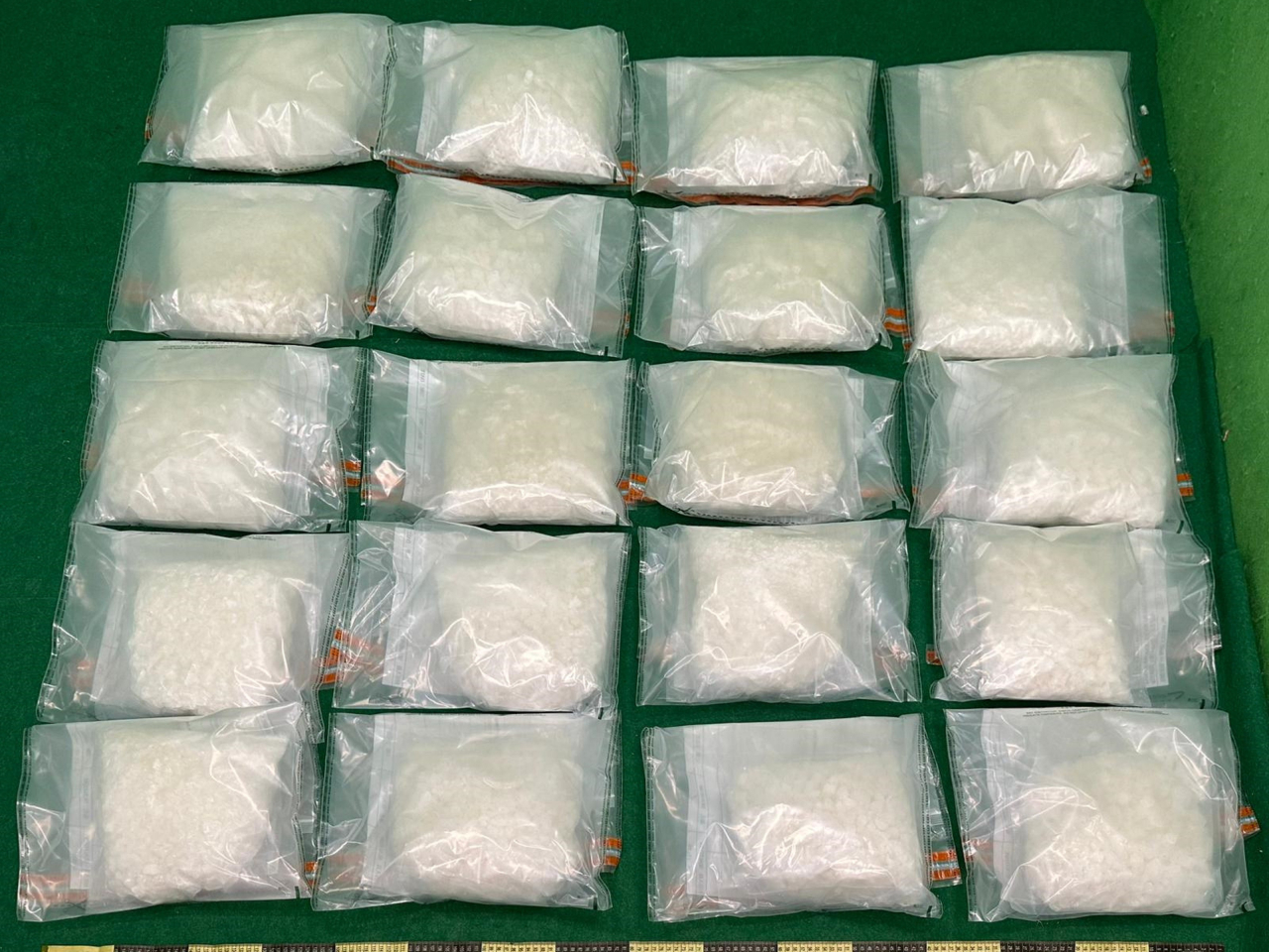 一名由德國抵港的32歲旅客寄艙行李涉藏約40公斤懷疑氯胺酮，估計市值約1800萬元。（政府新聞處）