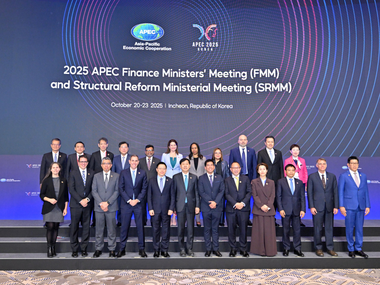 Paul Chan (far left, second row) calls on Apec member economies to safeguard a rules-based multilateral trading system. Photo courtesy of Information Services Department