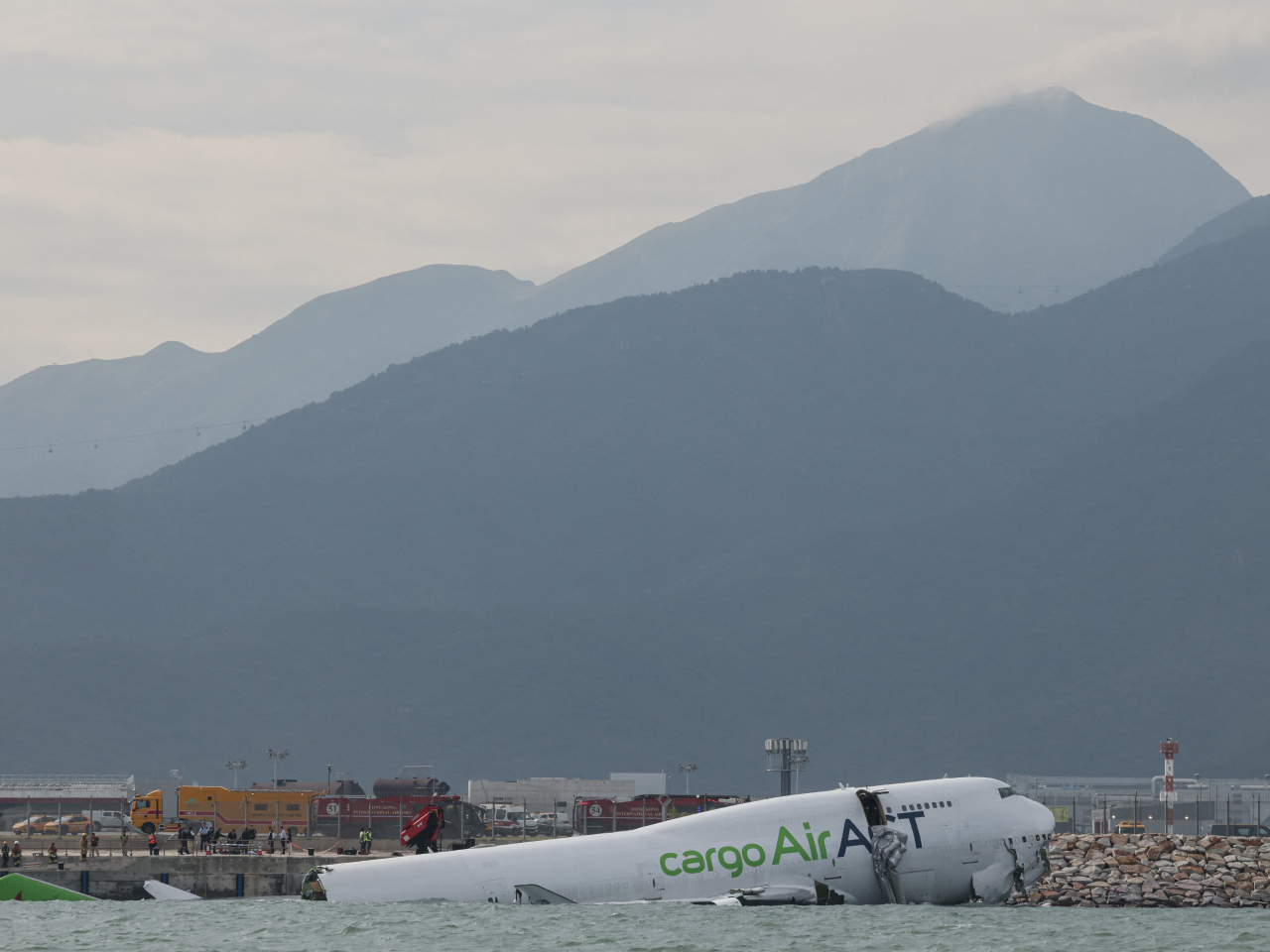 事發在星期一凌晨，一架由阿聯酋航空向土耳其ACT Airlines租用的波音貨機，在機場滑出跑道墮海。（路透社資料圖片）