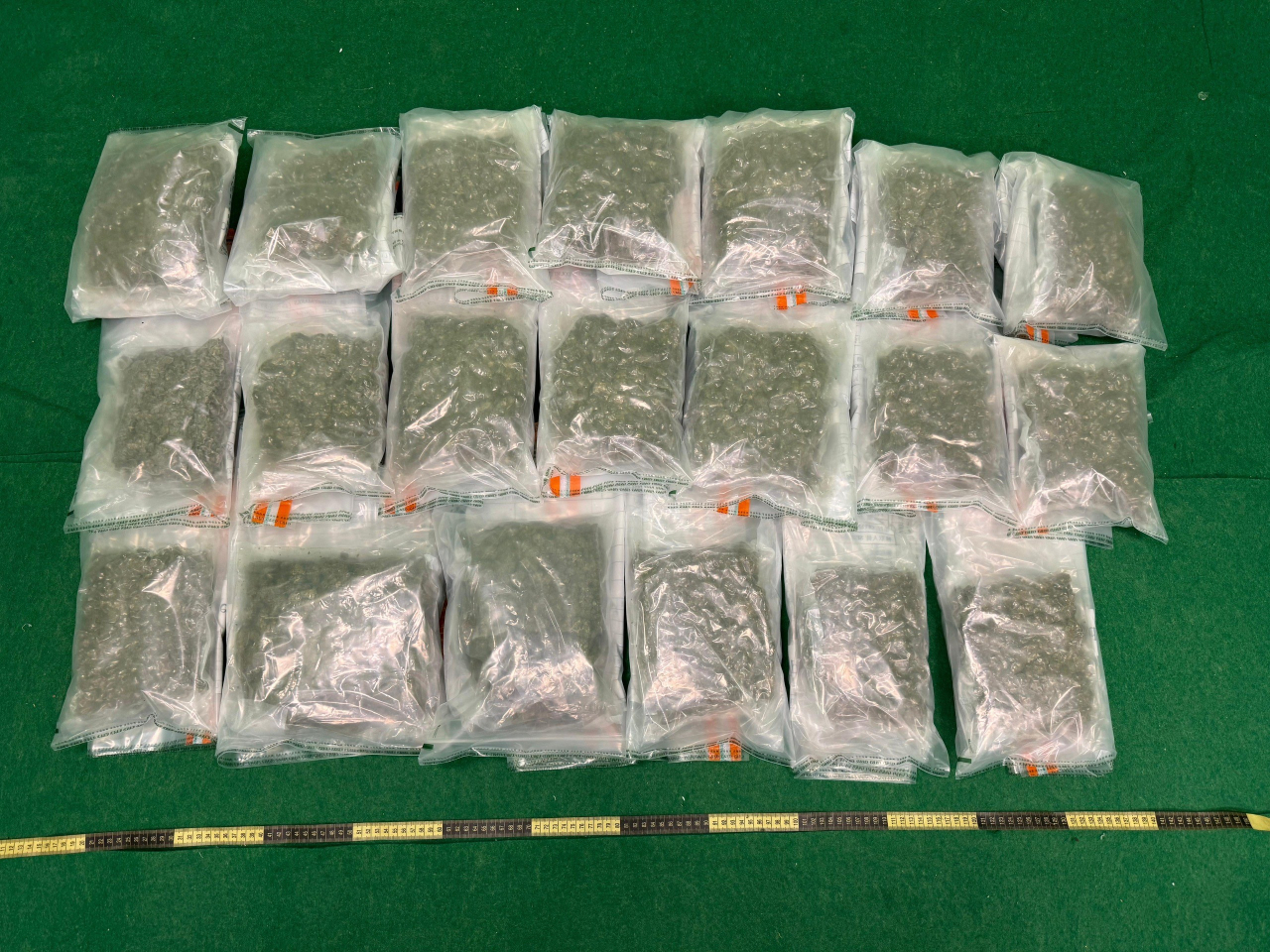 海關人員在涉案女子的寄艙行李發現約10公斤懷疑大麻花。（政府新聞處）