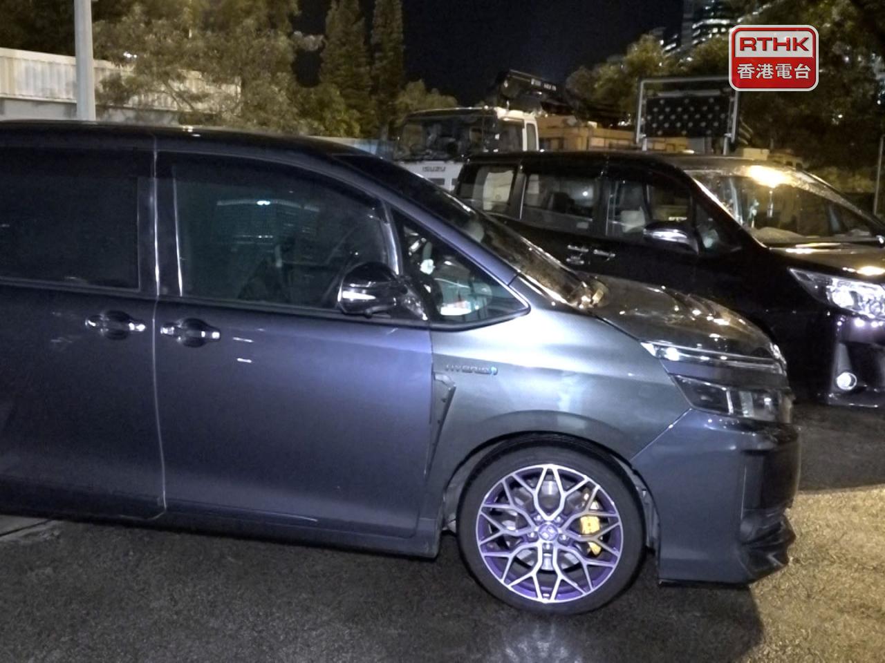 警方在東區喬裝乘客，截獲兩架懷疑涉嫌非法載客取酬的私家車，兩名本地男子。（施華駿攝）