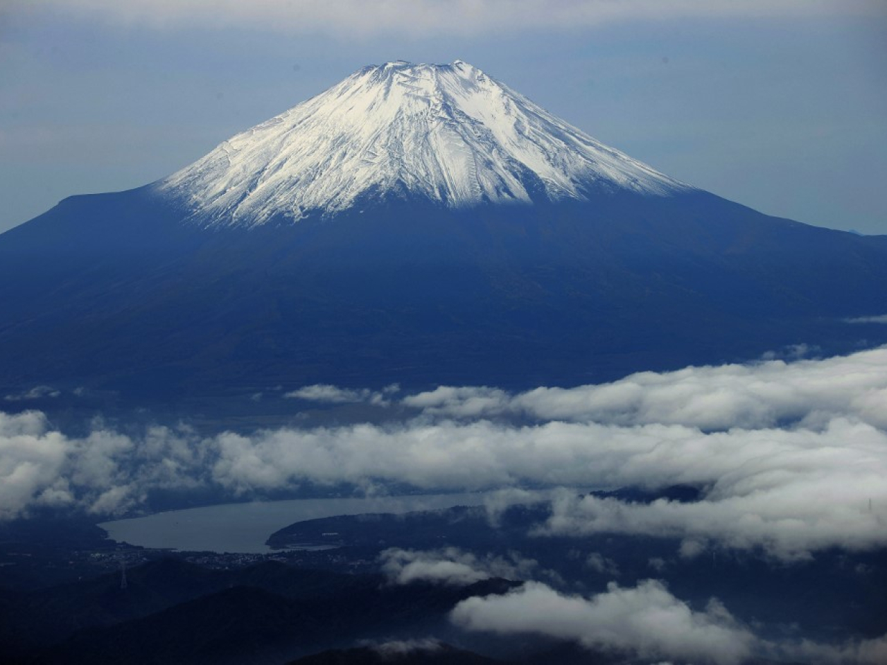 富士山山頂見到積雪。（法新社）