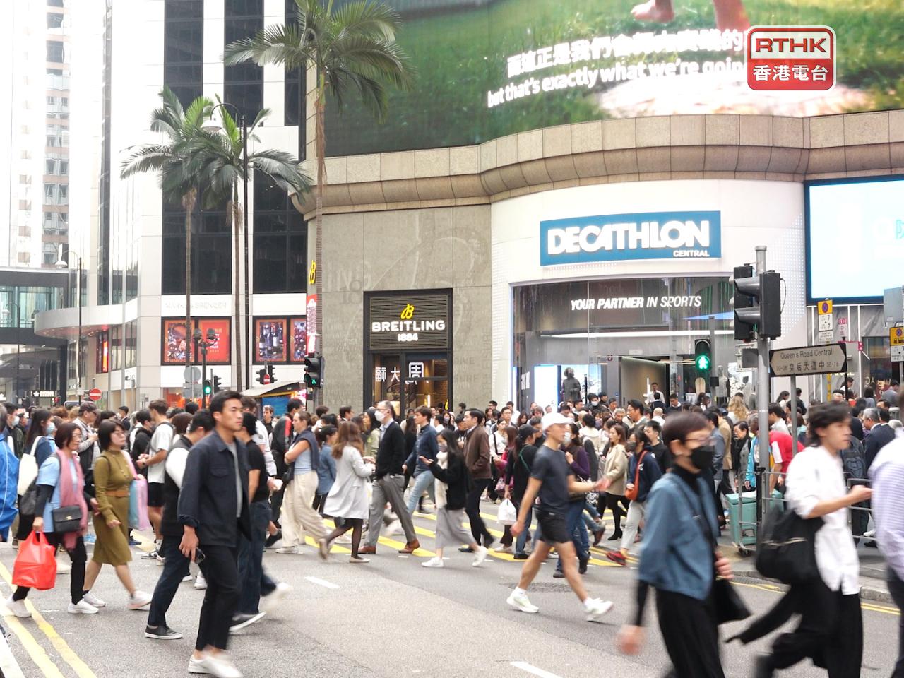 調查顯示，香港僱員今年平均加薪2.5%，下跌1個百分點，部分企業明年加薪2.8%。（港台圖片）