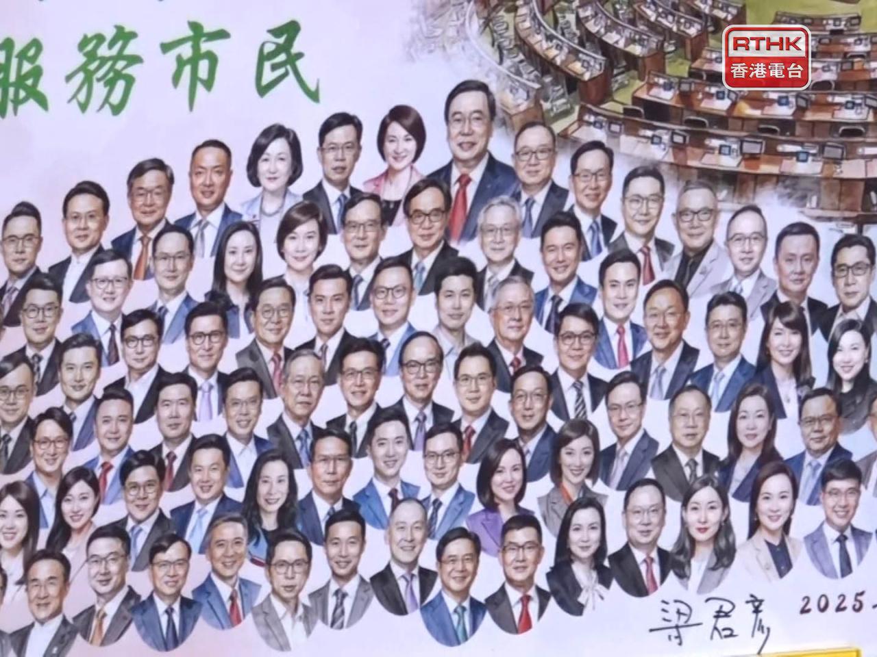 梁君彥向每名議員送上一張印有手繪全體議員樣貌及會議廳的心意卡。（周國安攝）