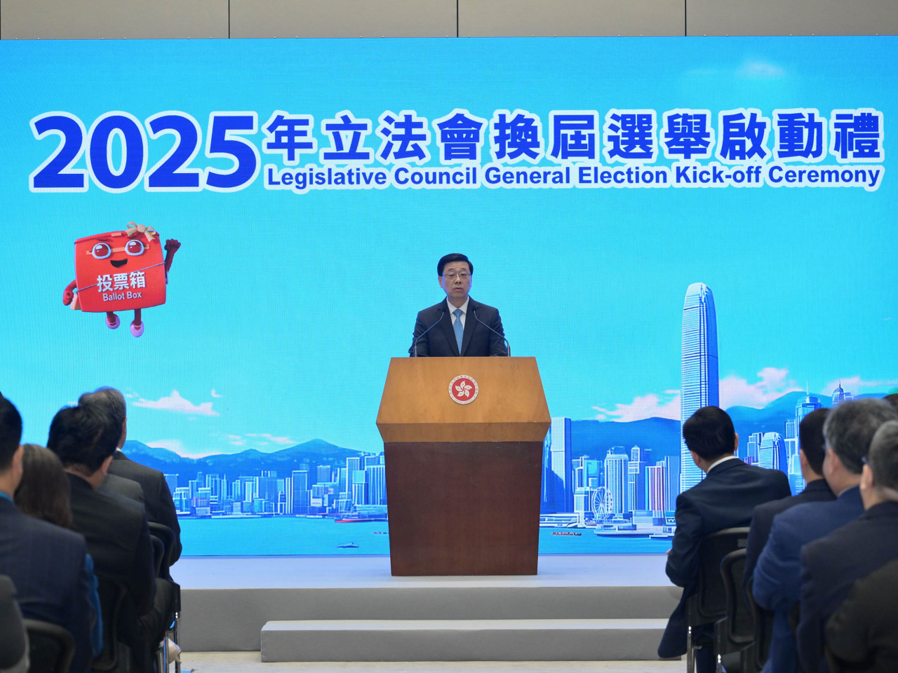 李家超指選出有能力、有擔當及熱誠的賢能人士擔任立法會議員，至關重要。（政府新聞處）