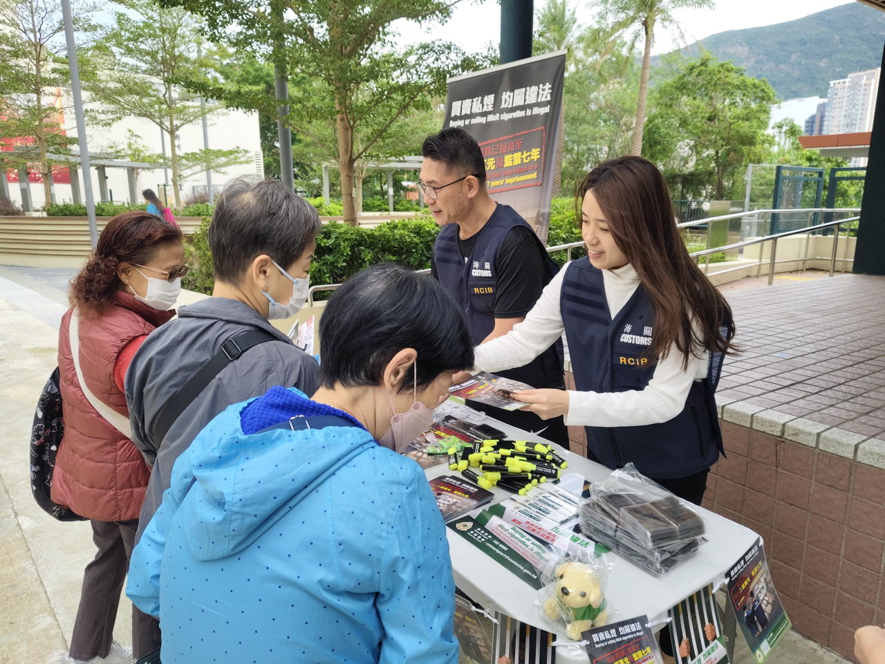 海關人員向居民介紹海關打擊私煙的工作及私煙相關法例的最新修訂。（政府新聞處）