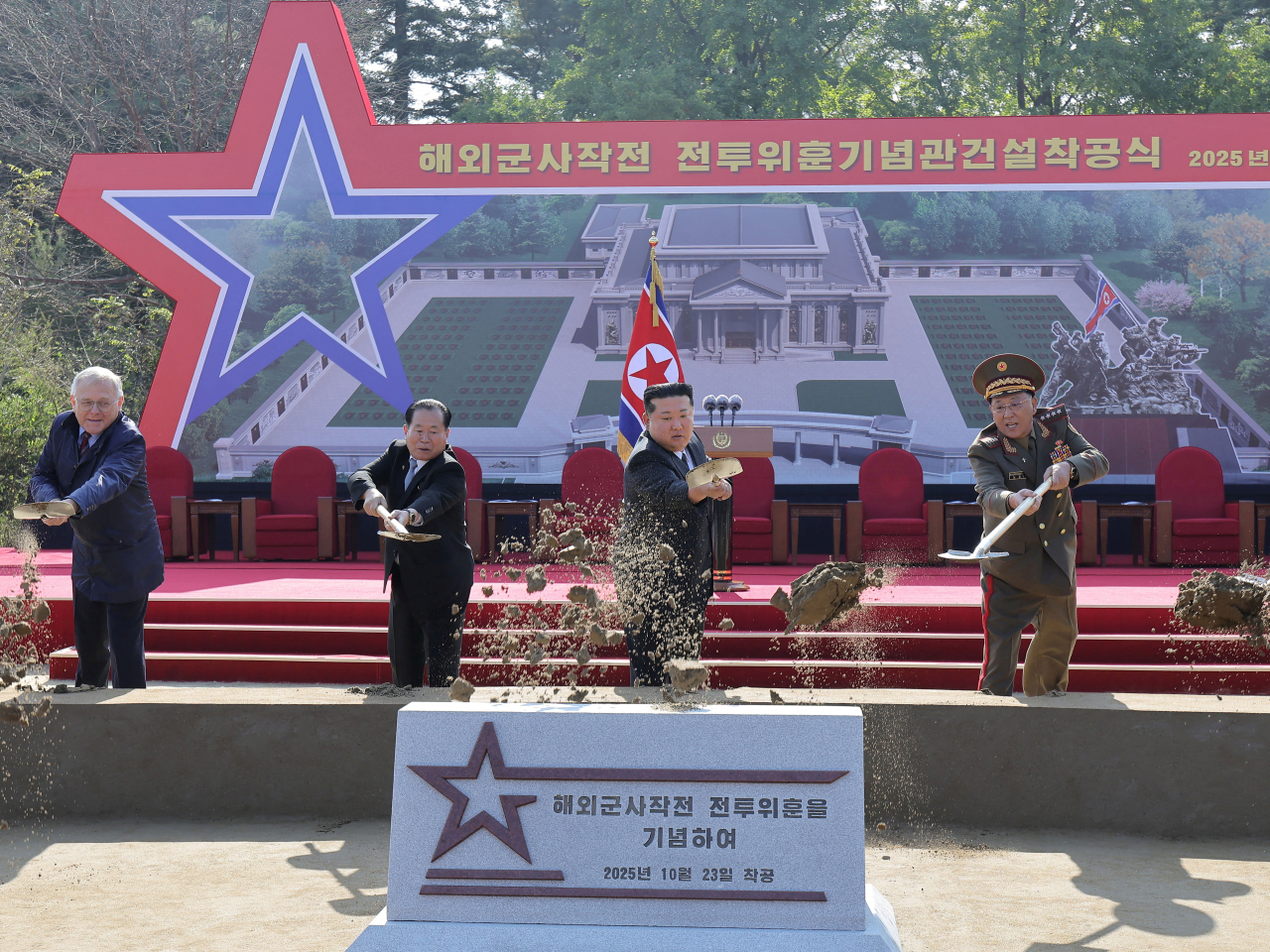 金正恩在平壤出席海外軍事作戰功勳紀念館奠基典禮。（路透社）