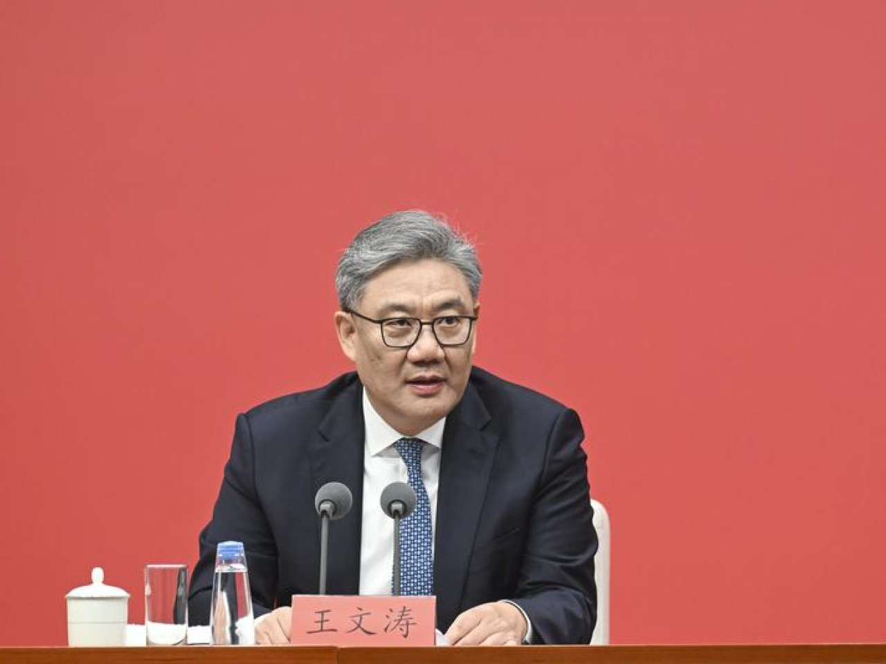 王文濤稱,中國一直反對脫鈎斷鏈,堅定維護全球產供鏈安全穩定。(新華社)