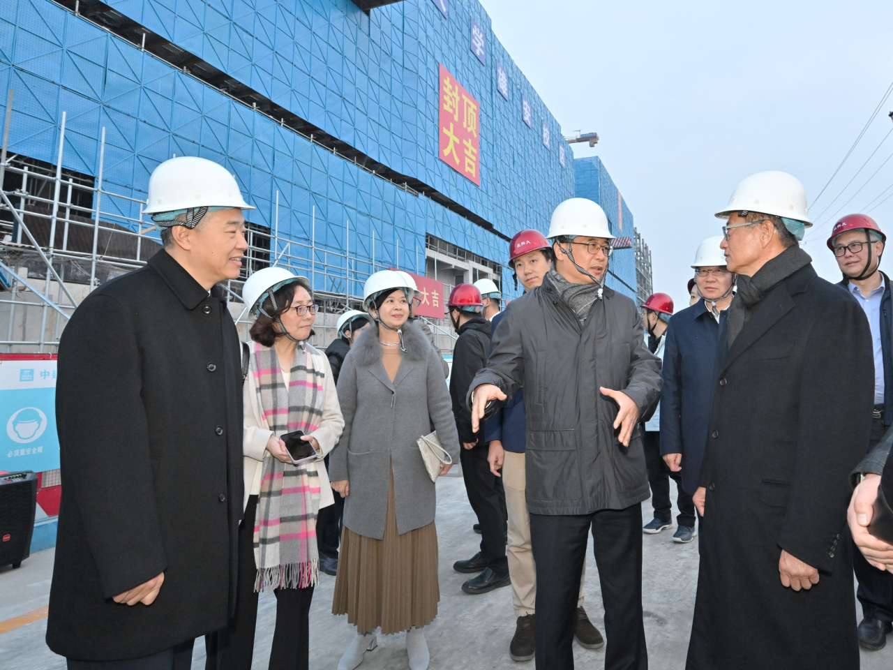 陳茂波到訪北京科技大學雄安校區的工地,了解其建設情況。(陳茂波社交網站圖片)