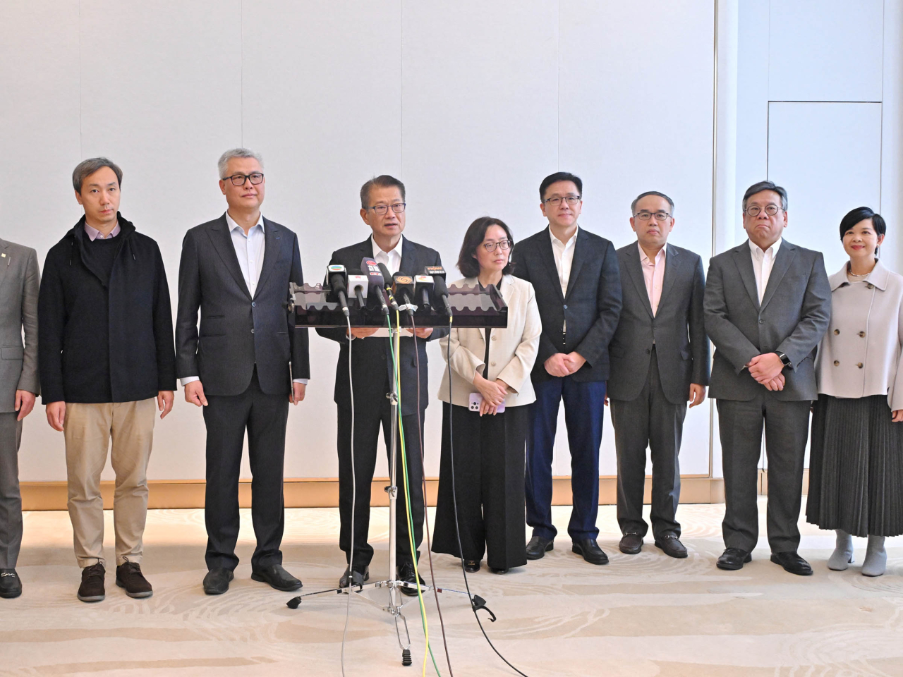 陳茂波（左四）和代表團成員在河北會見傳媒。（政府新聞處）