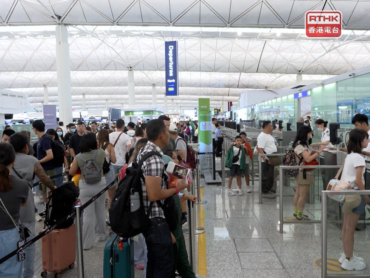 機管局表示,上月整體客運量增長放緩,部分原因是機場運作接連受颱風影響。(港台圖片)