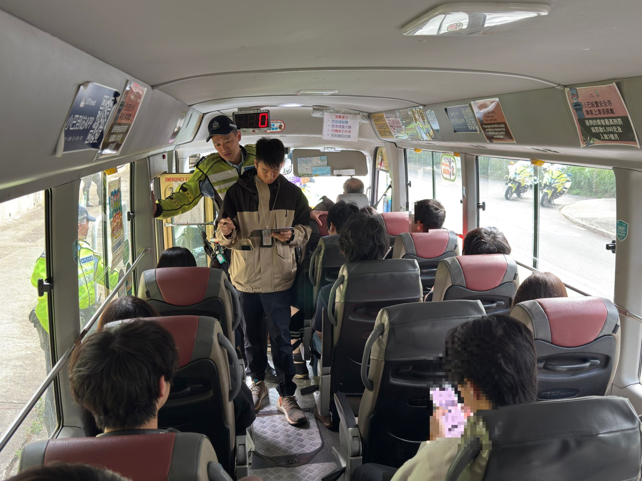 警方今日於東九龍區執法打擊公共小巴上乘客沒有穩妥繫上安全帶。（警方圖片）