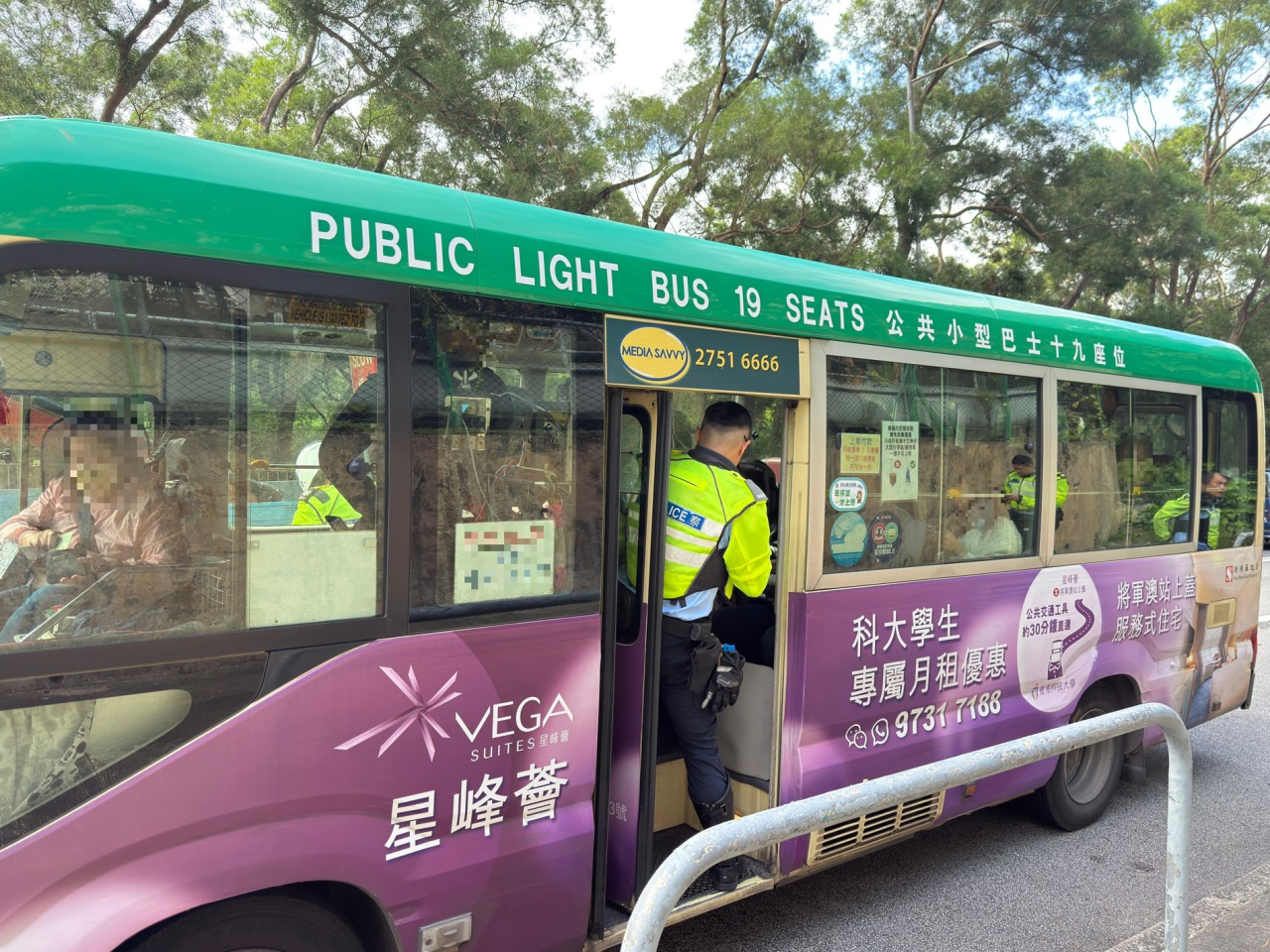 警方提醒市民，在設有安全帶的公共小巴上，乘客必須佩戴安全帶。（警方圖片）