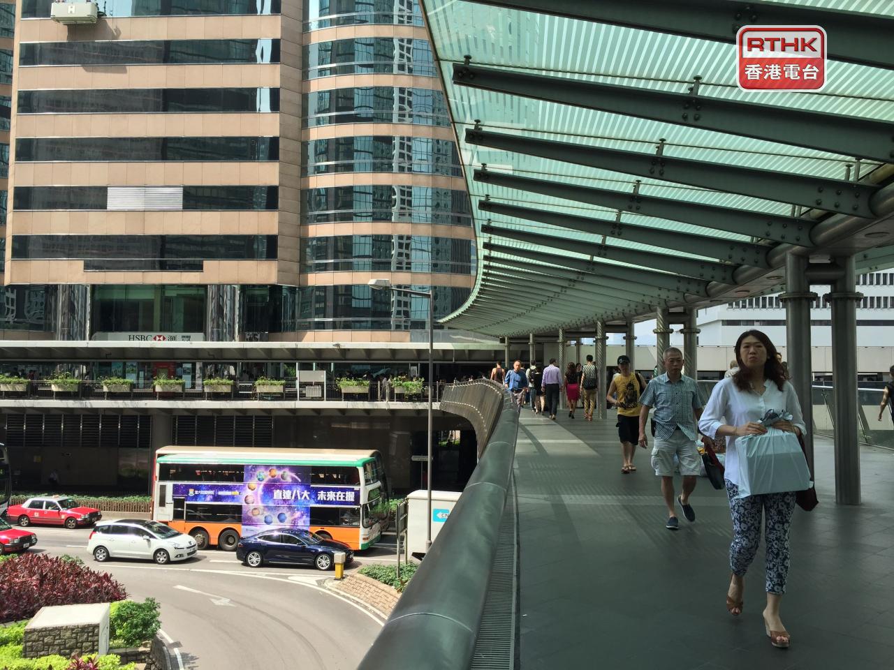 曹偉邦稱AI可提供意見予計劃成員作參考,基金經理亦可利用AI作投資策略分析。(港台圖片)