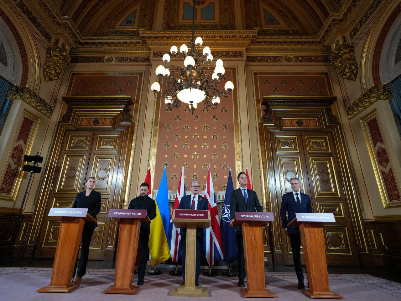 多國領導人在自願聯盟會議後出席聯合記者會。(路透社)