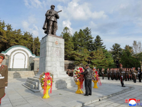 金正恩敬獻花籃、肅立默哀，悼念中國人民志願軍烈士。（法新社）