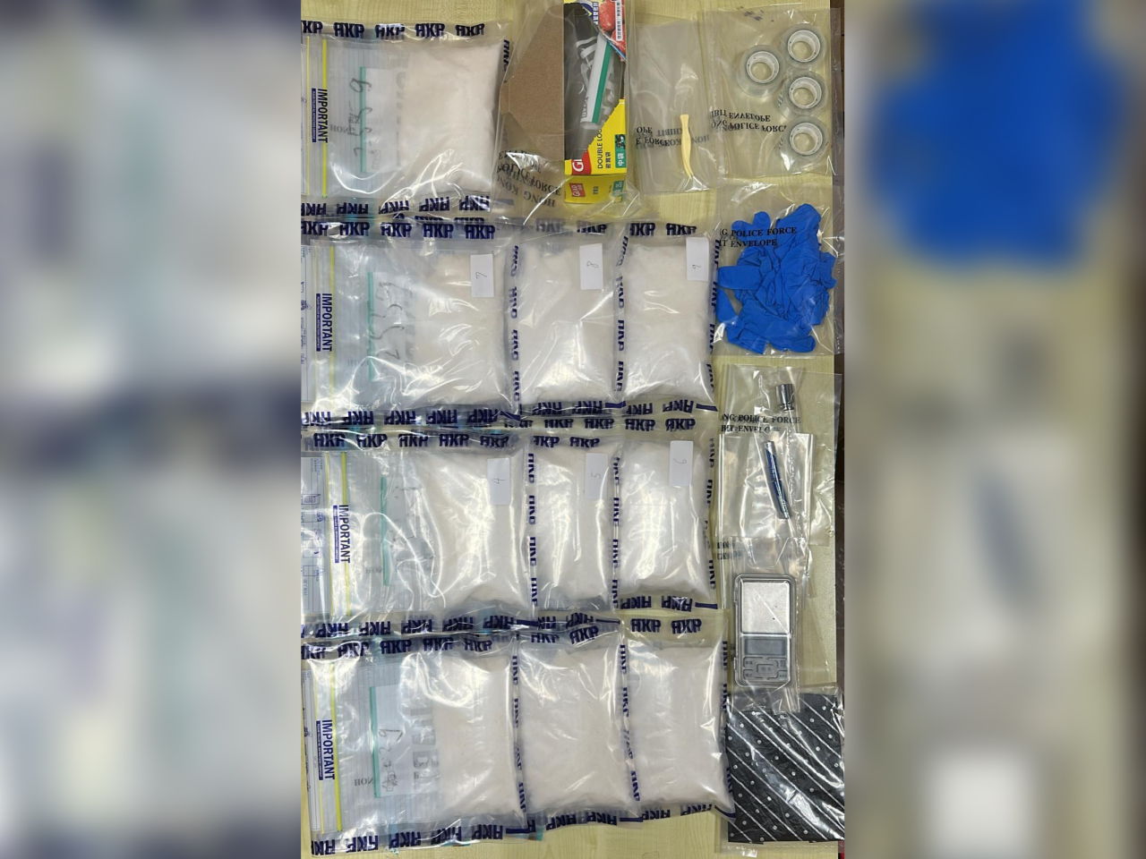 警方在旺角一個住宅單位檢獲約2.5公斤懷疑毒品氯胺酮。（警方提供）