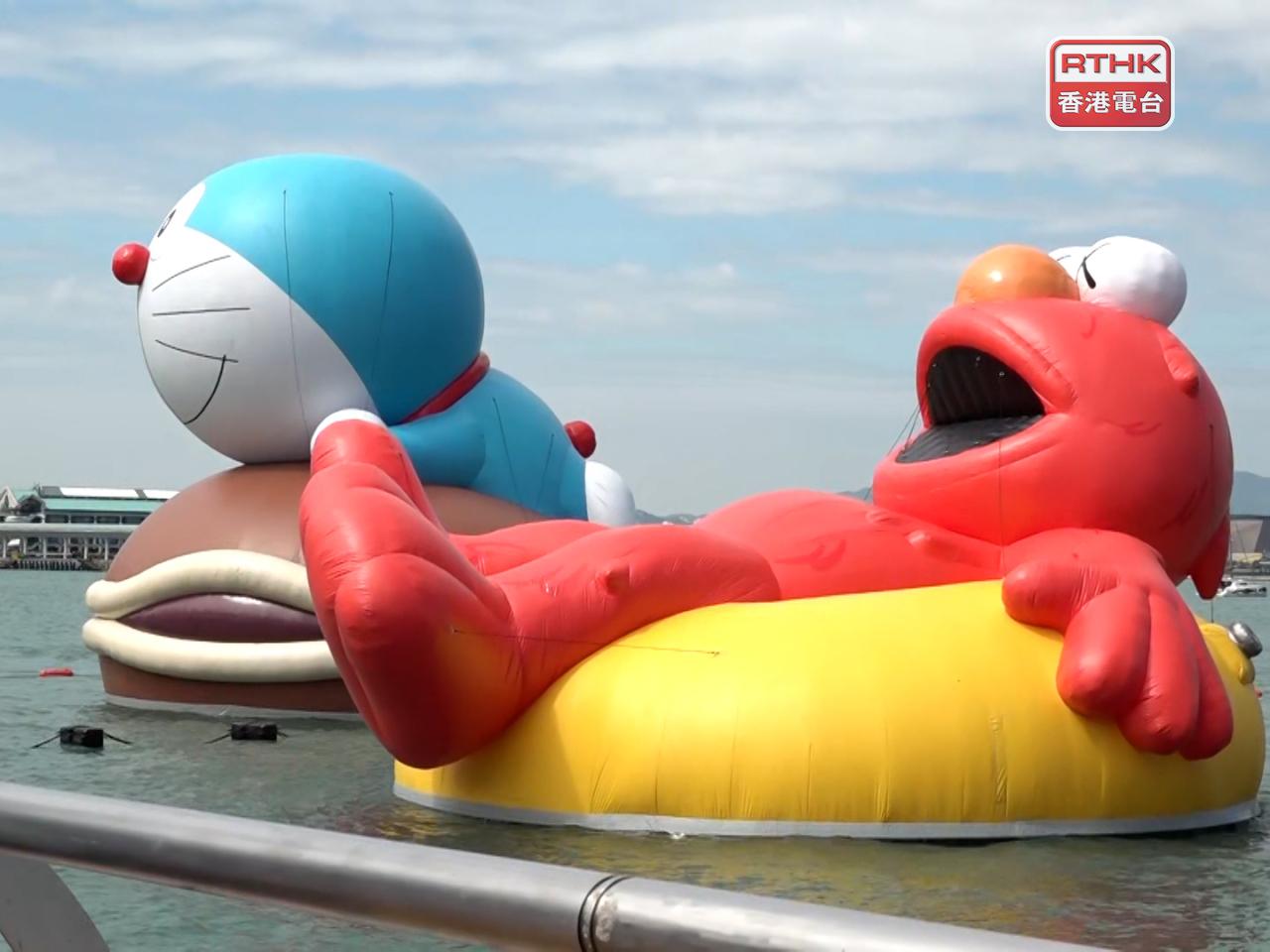 維港展出多啦A夢、KAWS & 芝麻街Elmo等巨型充氣公仔。(陳裕行攝)