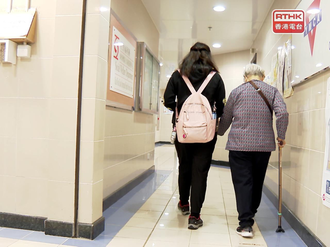 社署照顧者支援專線至上月底已轉介逾2200宗個案跟進。(港台圖片)