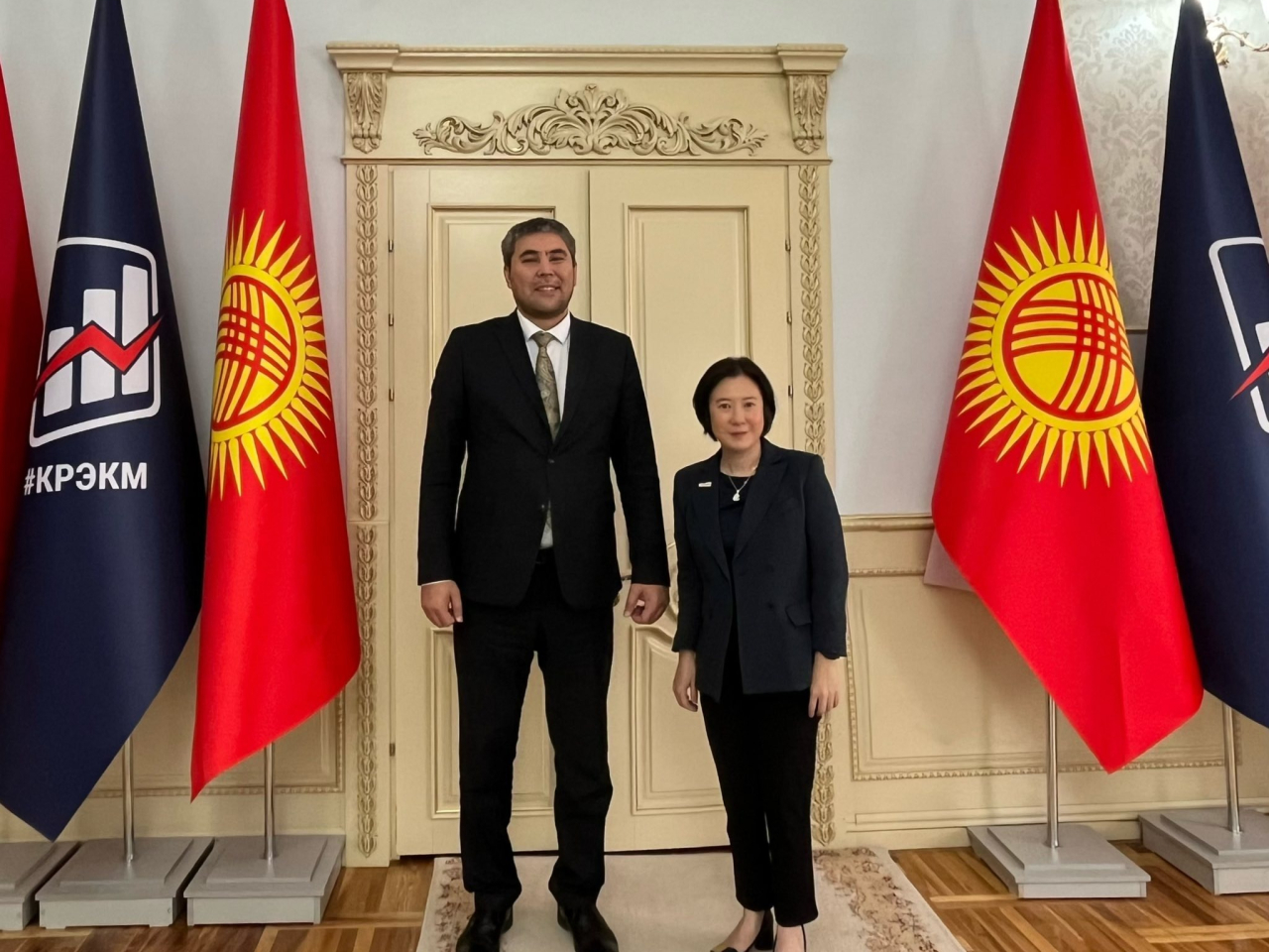 劉凱旋表示,訪問中與吉爾吉斯共和國經濟與商業部副部長Tchoro Seyitov會面。(劉凱旋社交網頁圖片)