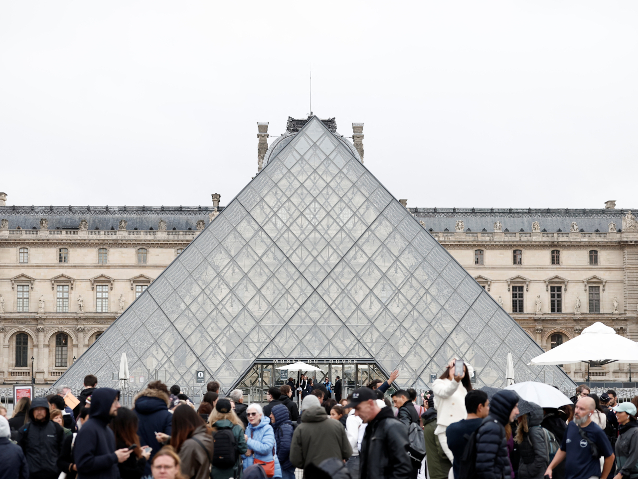 巴黎警方當地星期六晚拘捕兩名疑犯，懷疑涉及羅浮宮劫案。（路透社）