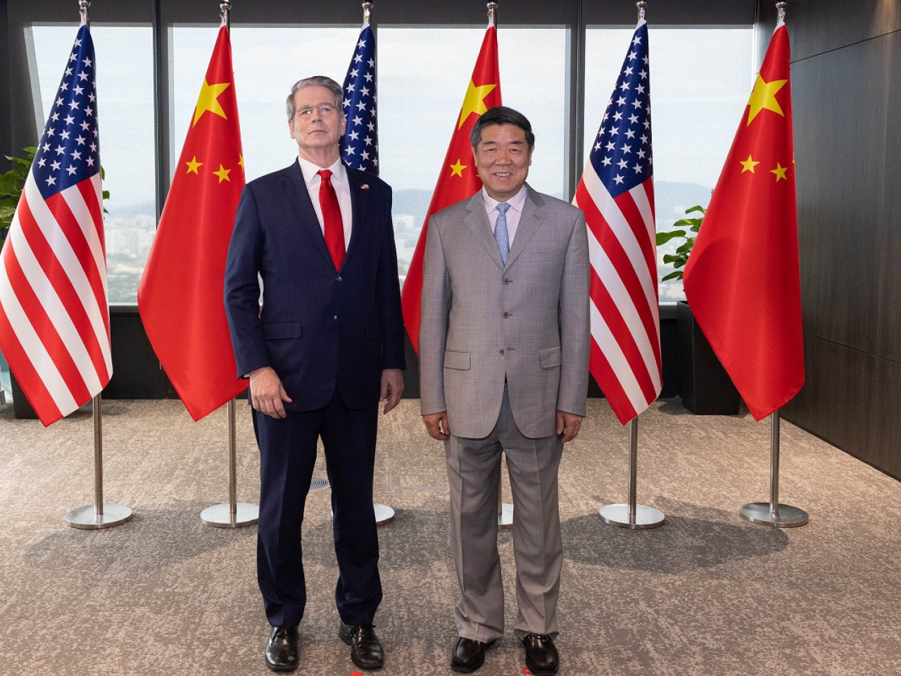 在昨日磋商前,中共中央政治局委員、國務院副總理何立峰與美國財政部長貝森特合影。(新華社)