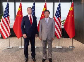 在昨日磋商前，中共中央政治局委員、國務院副總理何立峰與美國財政部長貝森特合影。(新華社)